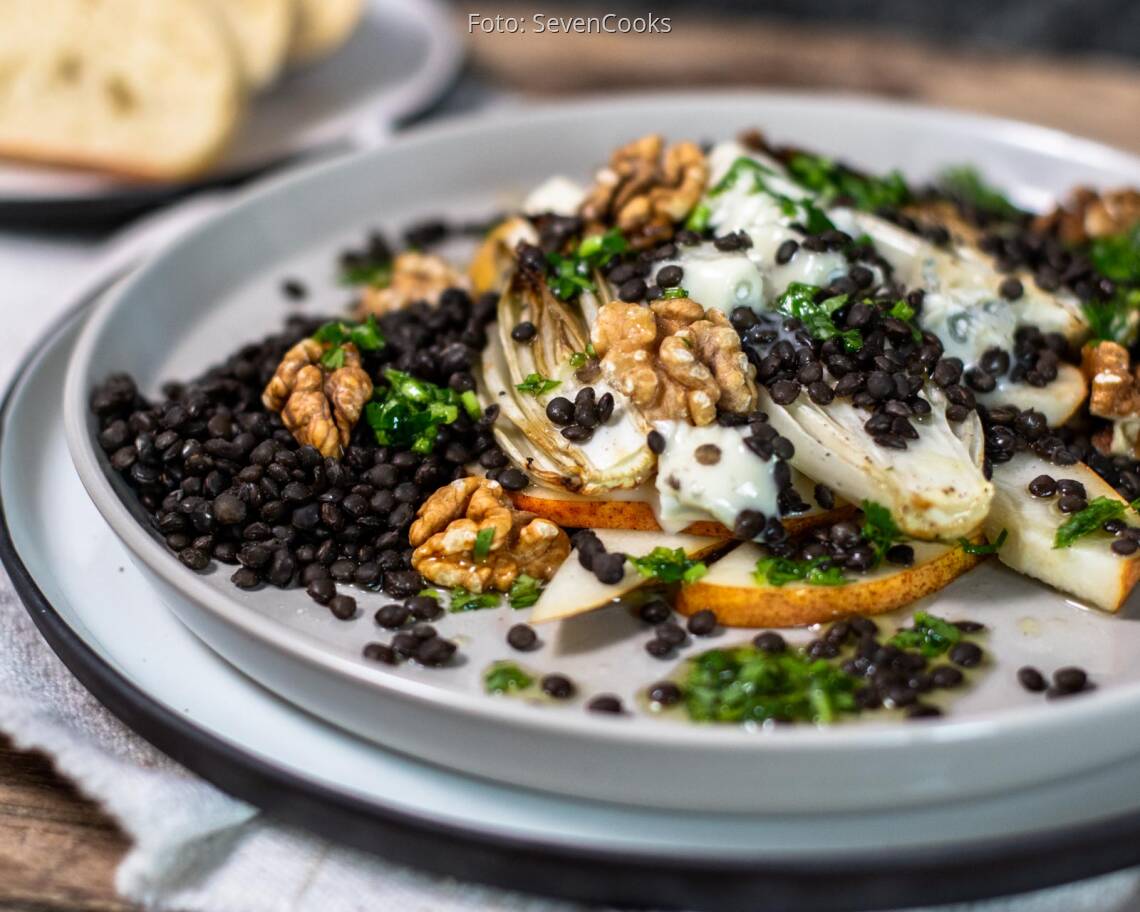Vegetarisches Rezept: Gebackener Chicorée auf Linsen mit fein herbem Topping 1