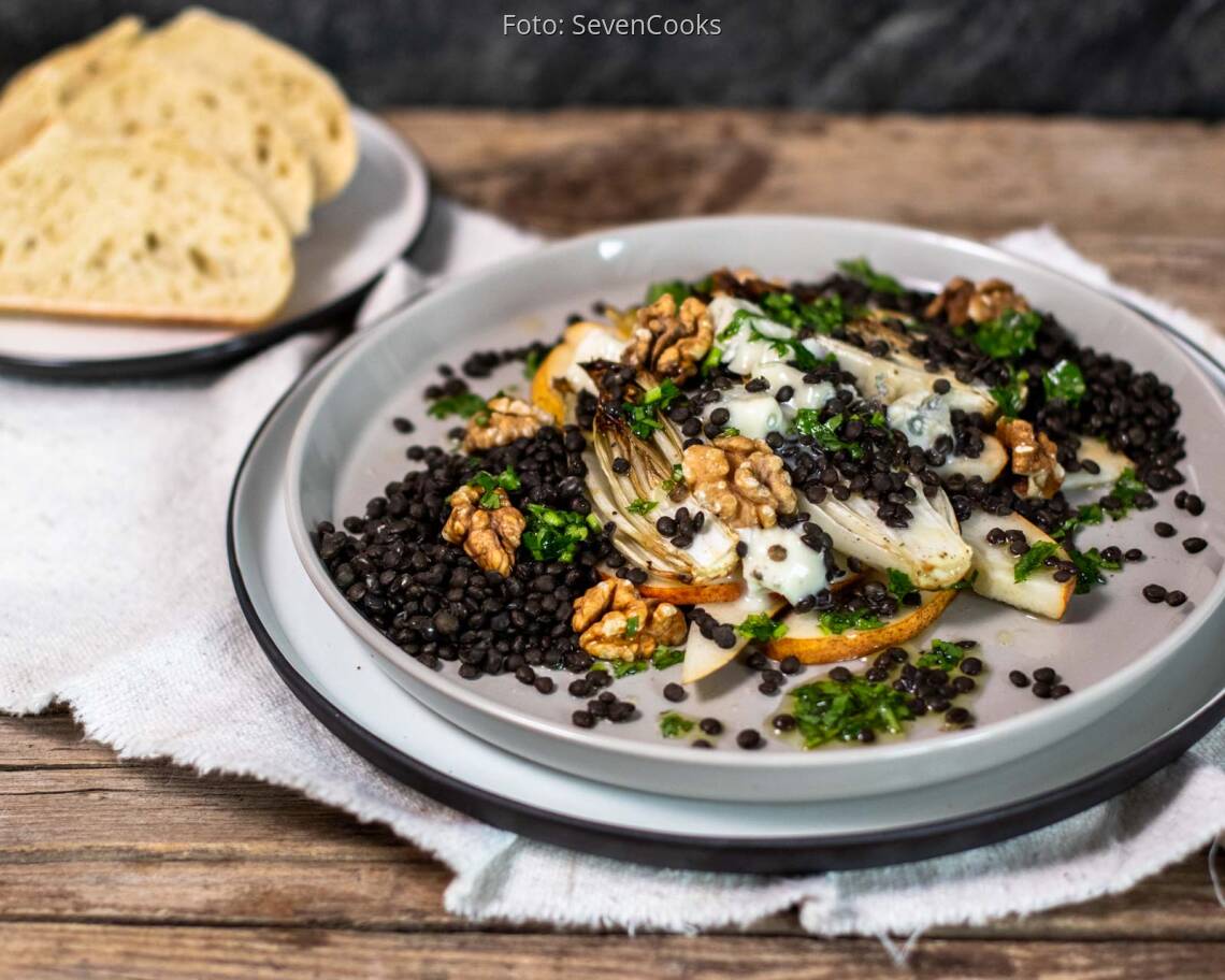 Vegetarisches Rezept: Gebackener Chicorée auf Linsen mit fein herbem Topping 3