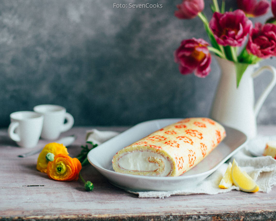 Vegetarisches Rezept: Geblümte Zitronen-Biskuitrolle