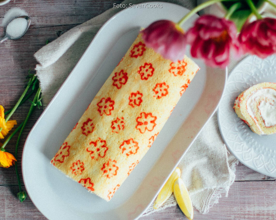 Vegetarisches Rezept: Geblümte Zitronen-Biskuitrolle