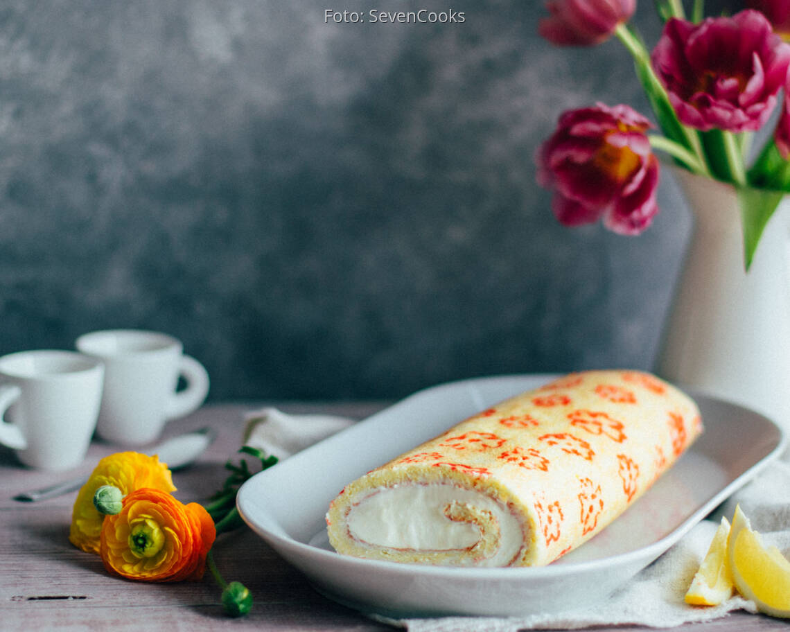 Vegetarisches Rezept: Geblümte Zitronen-Biskuitrolle