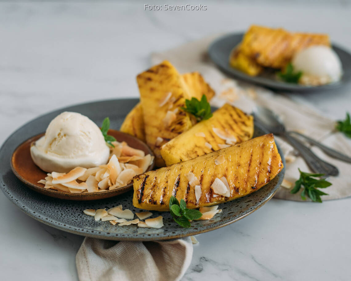 Vegetarisches Rezept: Gegrillte Ananas mit Kokos und Vanilleeis 3