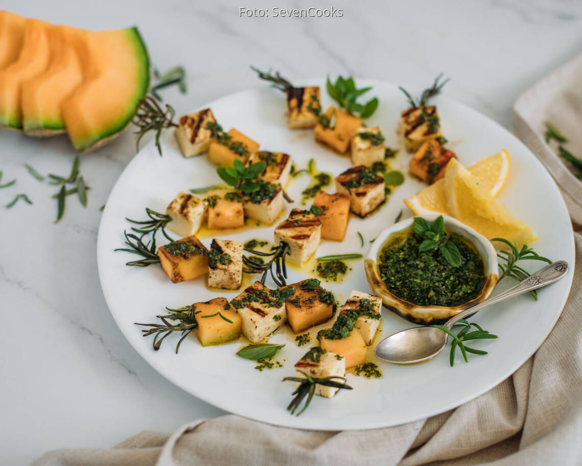 Vegetarisches Rezept: Gegrillte Rosmarinspieße mit Halloumi und Melone 1