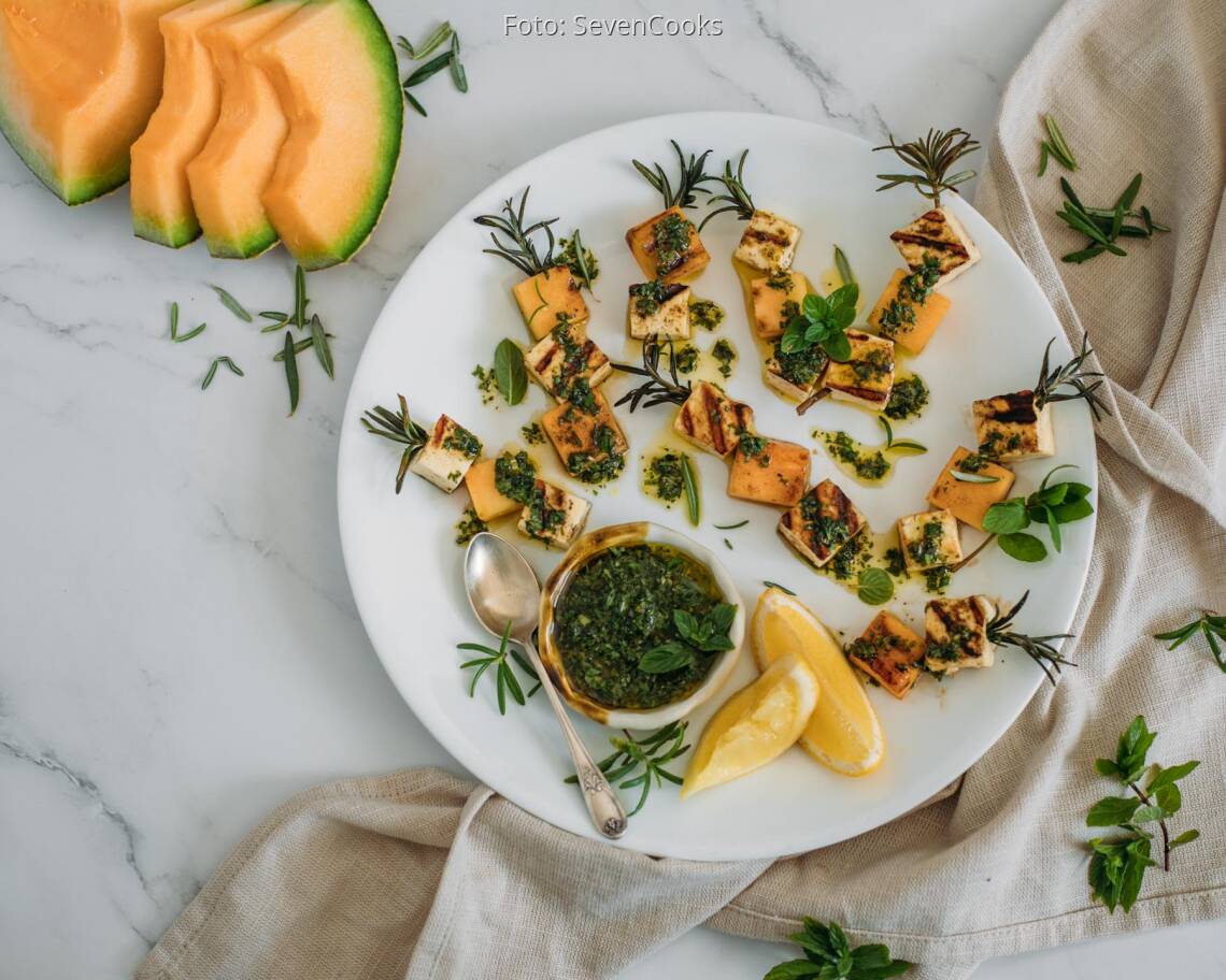 Vegetarisches Rezept: Gegrillte Rosmarinspieße mit Halloumi und Melone 2