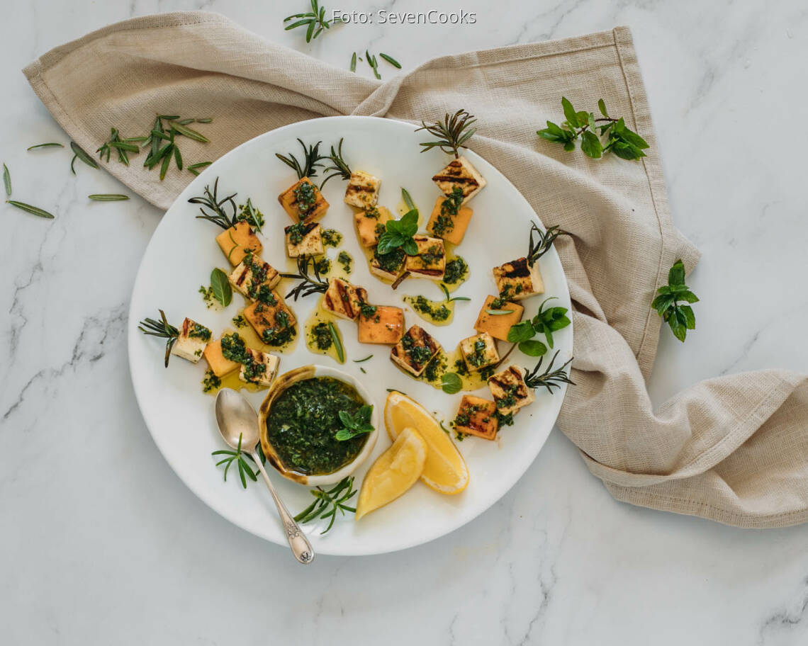 Vegetarisches Rezept: Gegrillte Rosmarinspieße mit Halloumi und Melone 3