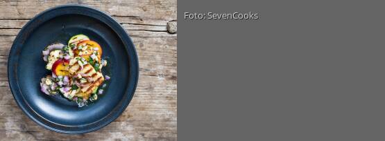 Rezeptbild für "Gegrillter Halloumi mit Zucchini, Nektarinen und Pinienkern-Dressing"