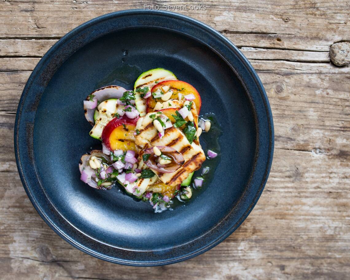 Fertiges Rezept: Gegrillter Halloumi mit Zucchini, Nektarinen und Pinienkern-Dressing_1