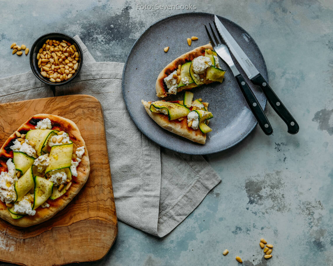 Vegetarisches Rezept: Gegrilltes Fladenbrot mit Rocotta und Zucchini