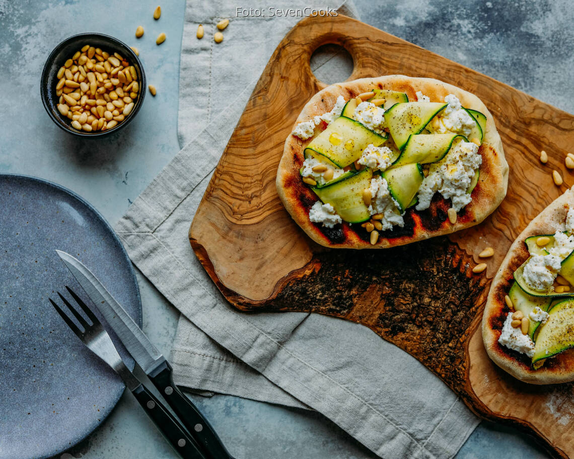 Vegetarisches Rezept: Gegrilltes Fladenbrot mit Rocotta und Zucchini 2