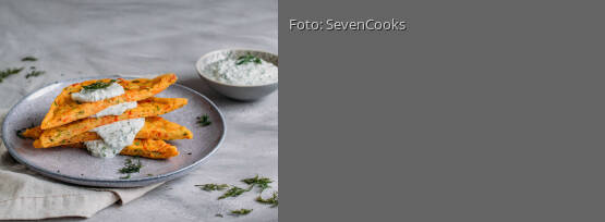 Rezeptbild für "Gemüsepfannkuchen vom Blech mit Kräuterquark"
