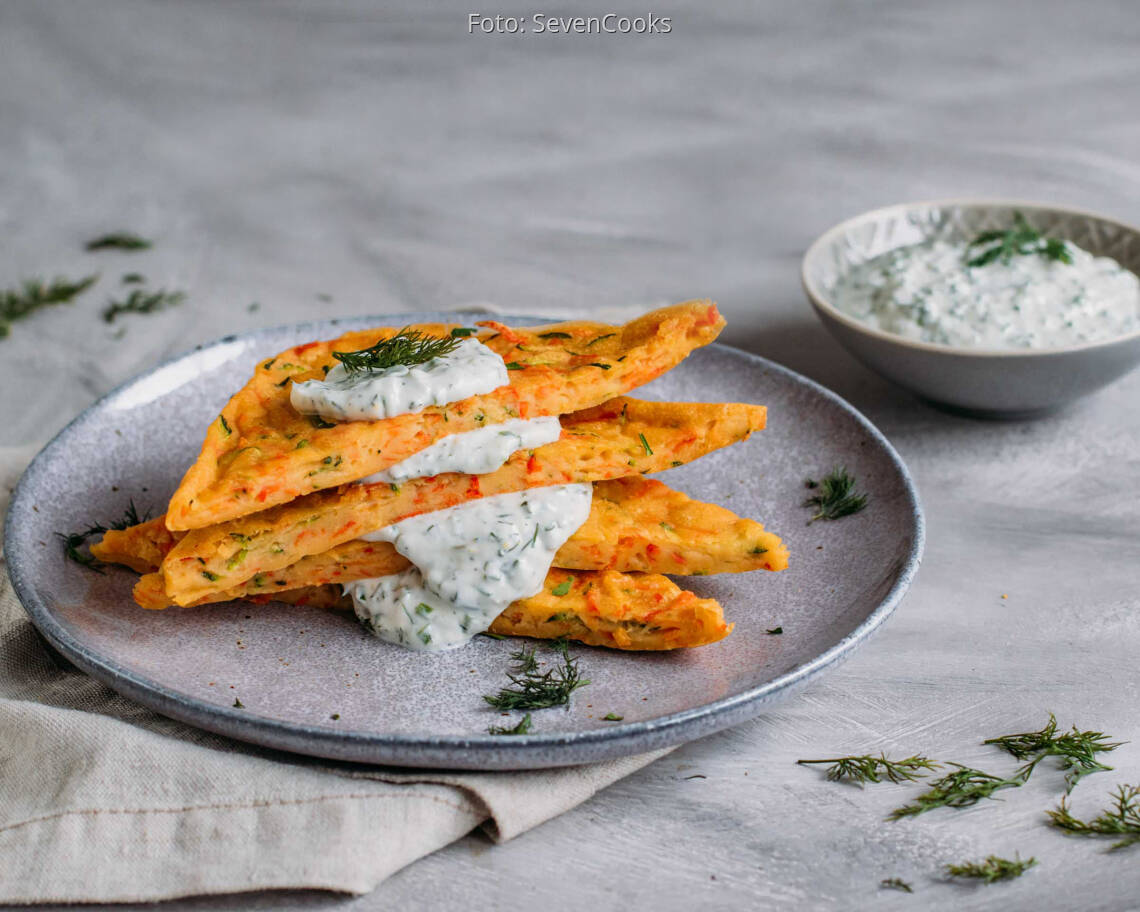 Vegetarisches Rezept: Gemüsepfannkuchen vom Blech mit Kräuterquark 1
