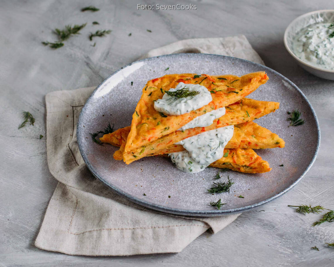 Vegetarisches Rezept: Gemüsepfannkuchen vom Blech mit Kräuterquark 2