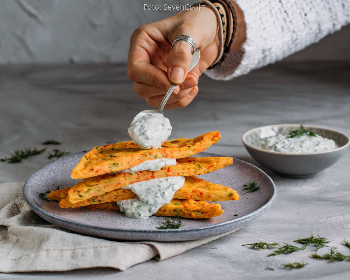 Vegetarisches Rezept: Gemüsepfannkuchen vom Blech mit Kräuterquark 3