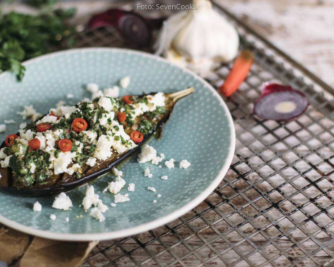 Vegetarisches Rezept: Geröstete Auberginen mit Feta und Kräutern_1