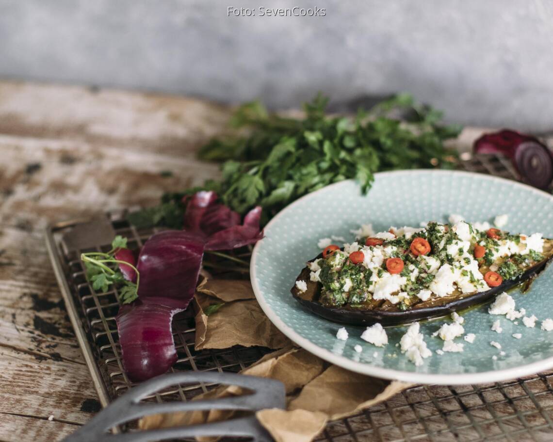 Vegetarisches Rezept: Geröstete Auberginen mit Feta und Kräutern_2