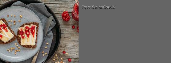 Rezeptbild für "Geröstetes Camembert-Brot mit Johannisbeer-Konfitüre"