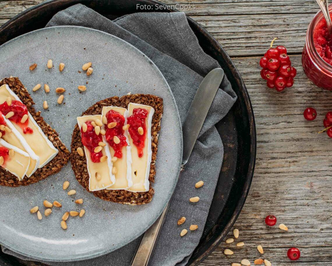 Vegetarisches Rezept: Geröstetes Camembert-Brot und Johannisbeer-Konfitüre 1