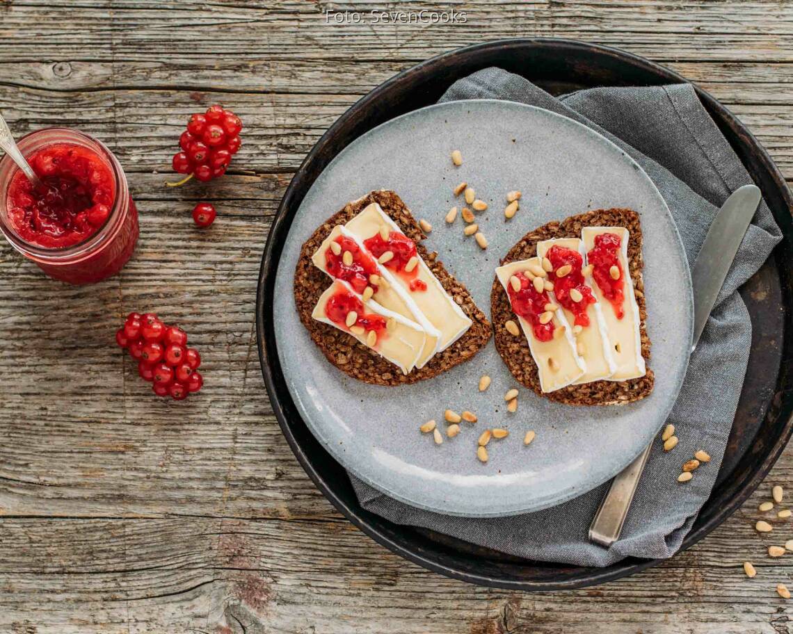 Vegetarisches Rezept: Geröstetes Camembert-Brot und Johannisbeer-Konfitüre 2