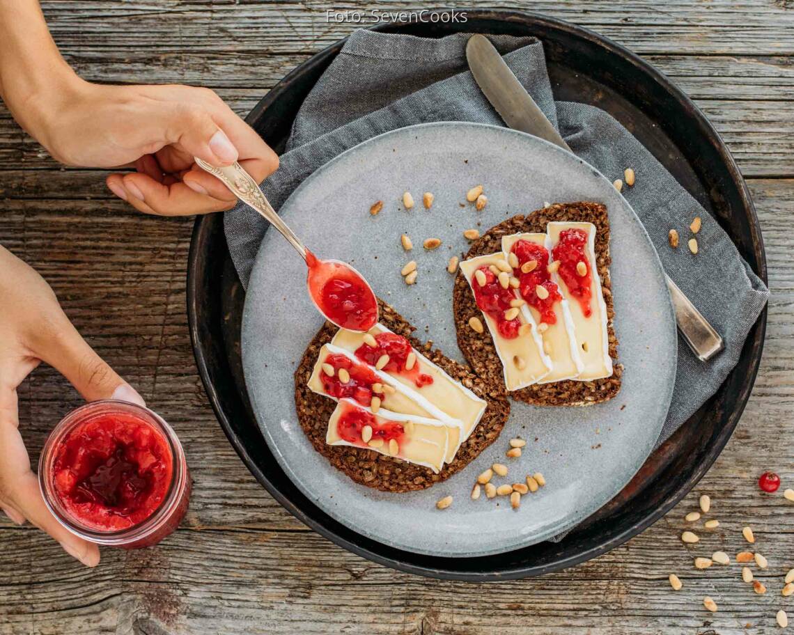 Vegetarisches Rezept: Geröstetes Camembert-Brot und Johannisbeer-Konfitüre 3