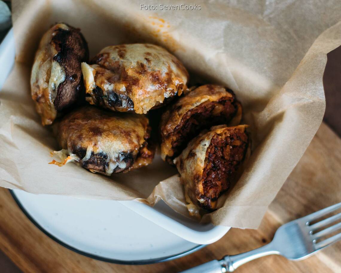 Fertiges Rezept: Gratinierte Champignons mit Tomaten-Walnussfüllung