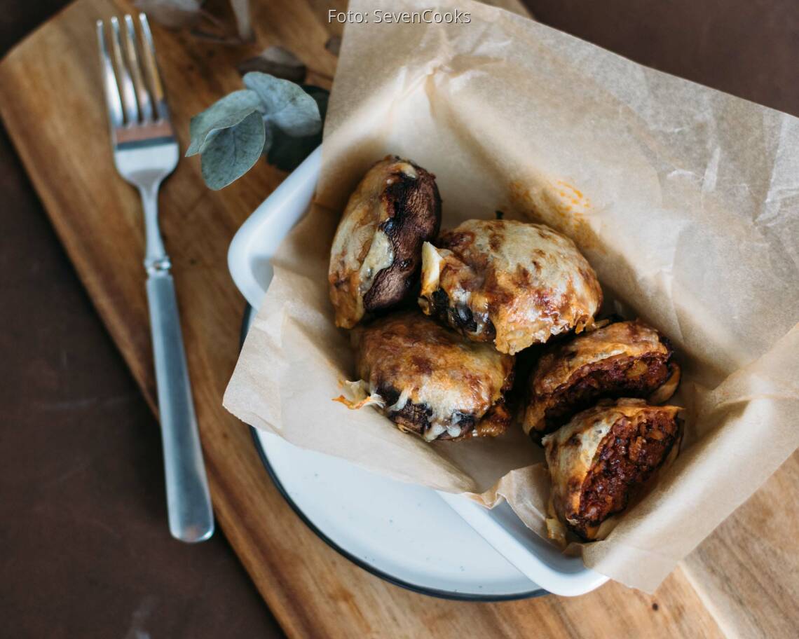 Fertiges Rezept: Überbackene Champignons mit tomaten-Walnussfüllung