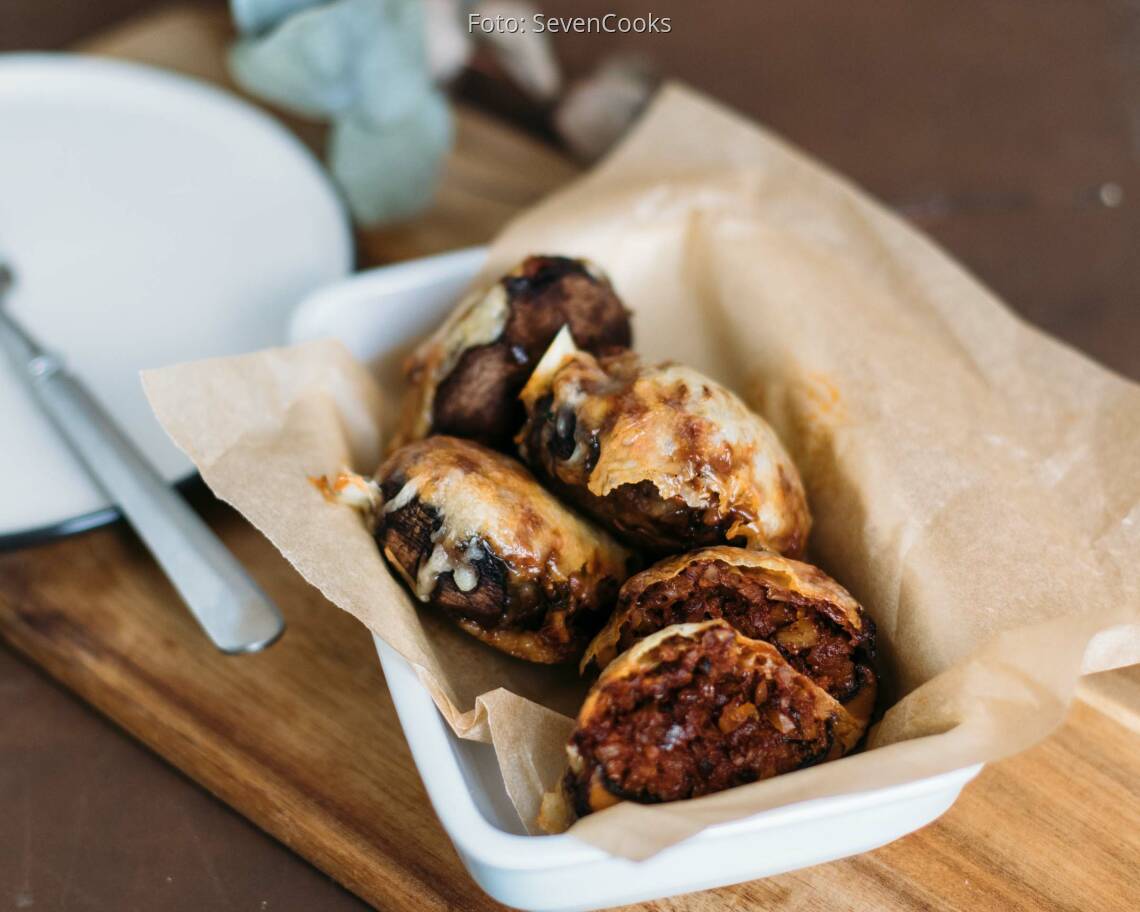 Fertiges Rezept: Gratinierte Portobello-Pilze mit Tomaten-Walnussfüllung