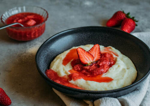 Grießbrei mit Rhabarberkompott in einer Schüssel.