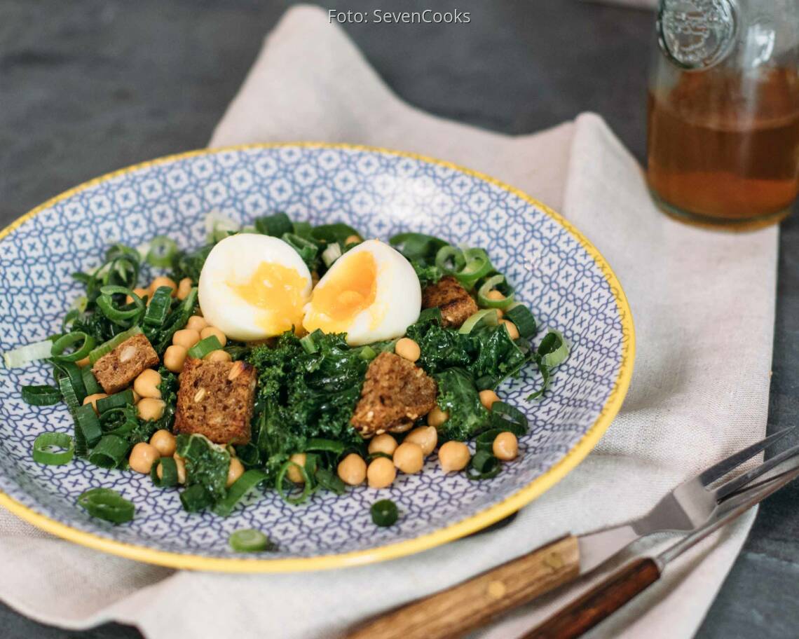Vegetarisches Rezept: Grünkohlsalat mit wachsweichem Ei 1