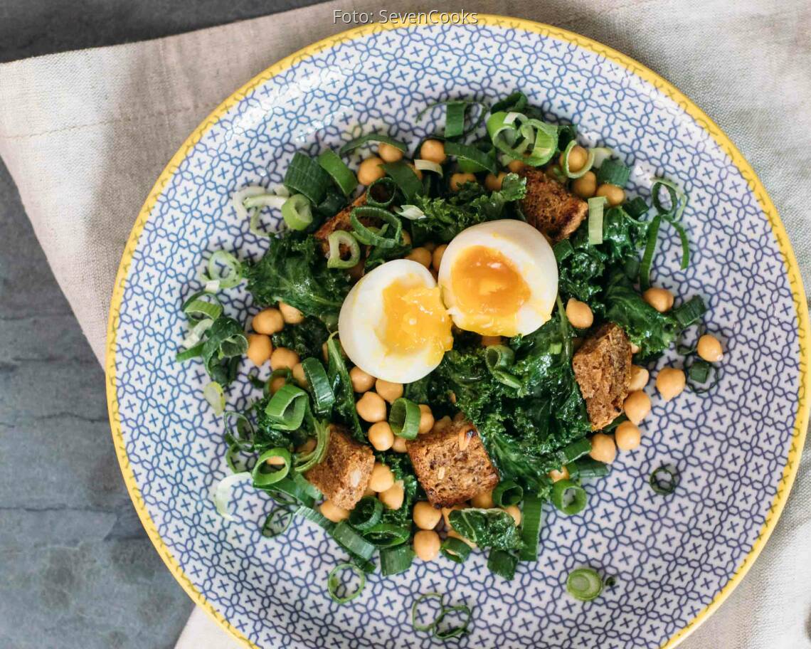 Vegetarisches Rezept: Grünkohlsalat mit wachsweichem Ei 2