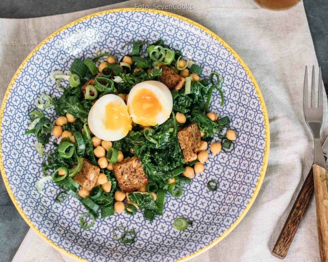 Vegetarisches Rezept: Grünkohlsalat mit wachsweichem Ei 3