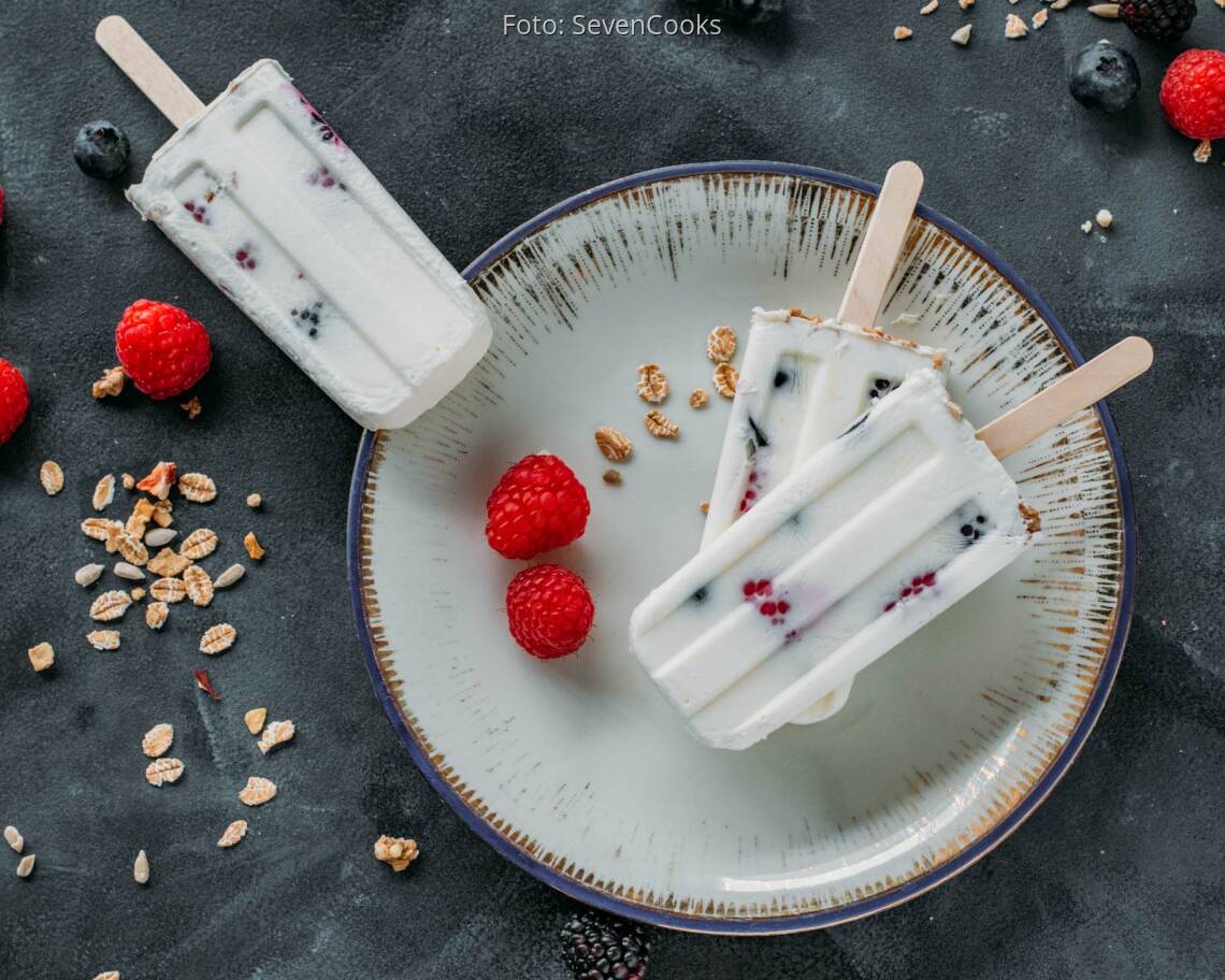 Vegetarisches Rezept: Joghurt-Eis mit Müsli-Crunch 2