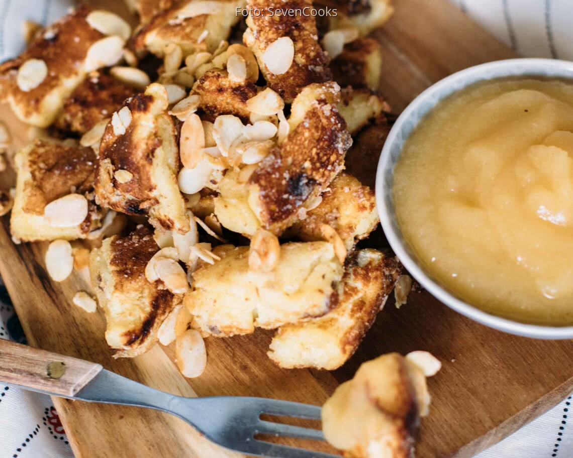 Vegetarisches Rezept: Kaiserschmarrn mit karamellisierten Mandeln