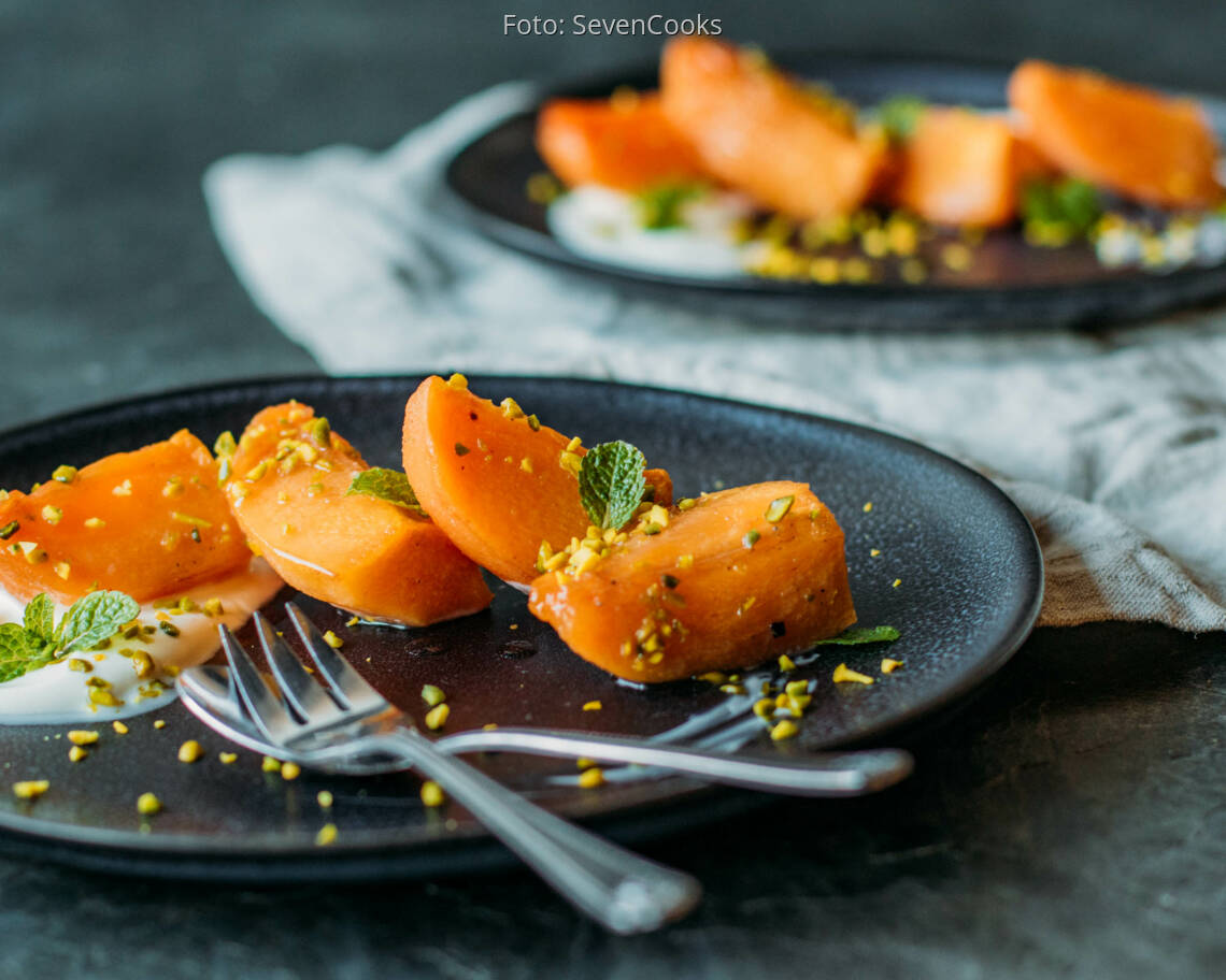 Vegetarisches Rezept: Karamellisierte Kaki auf Griechischem Joghurt