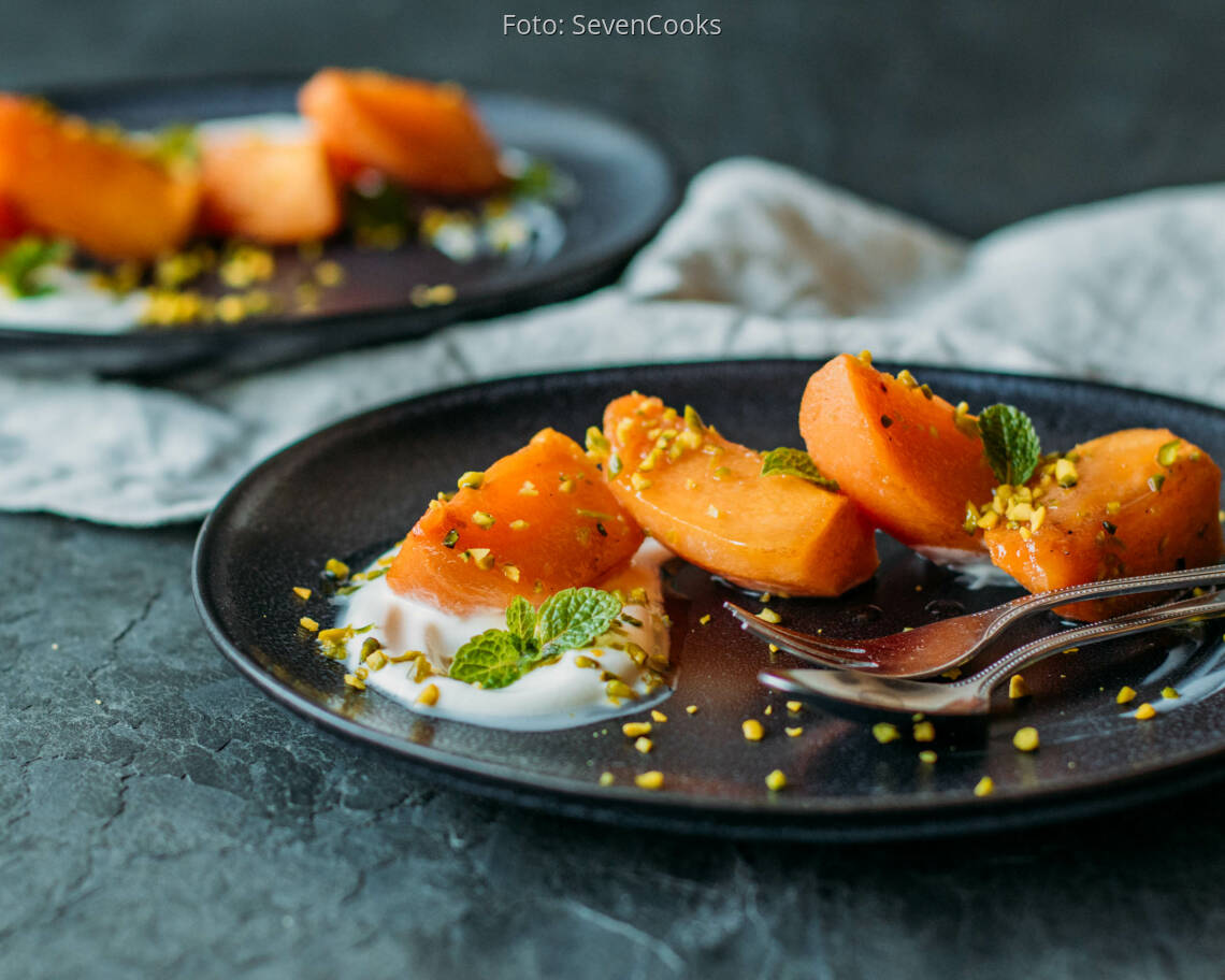 Vegetarisches Rezept: Karamellisierte Kaki auf Griechischem Joghurt