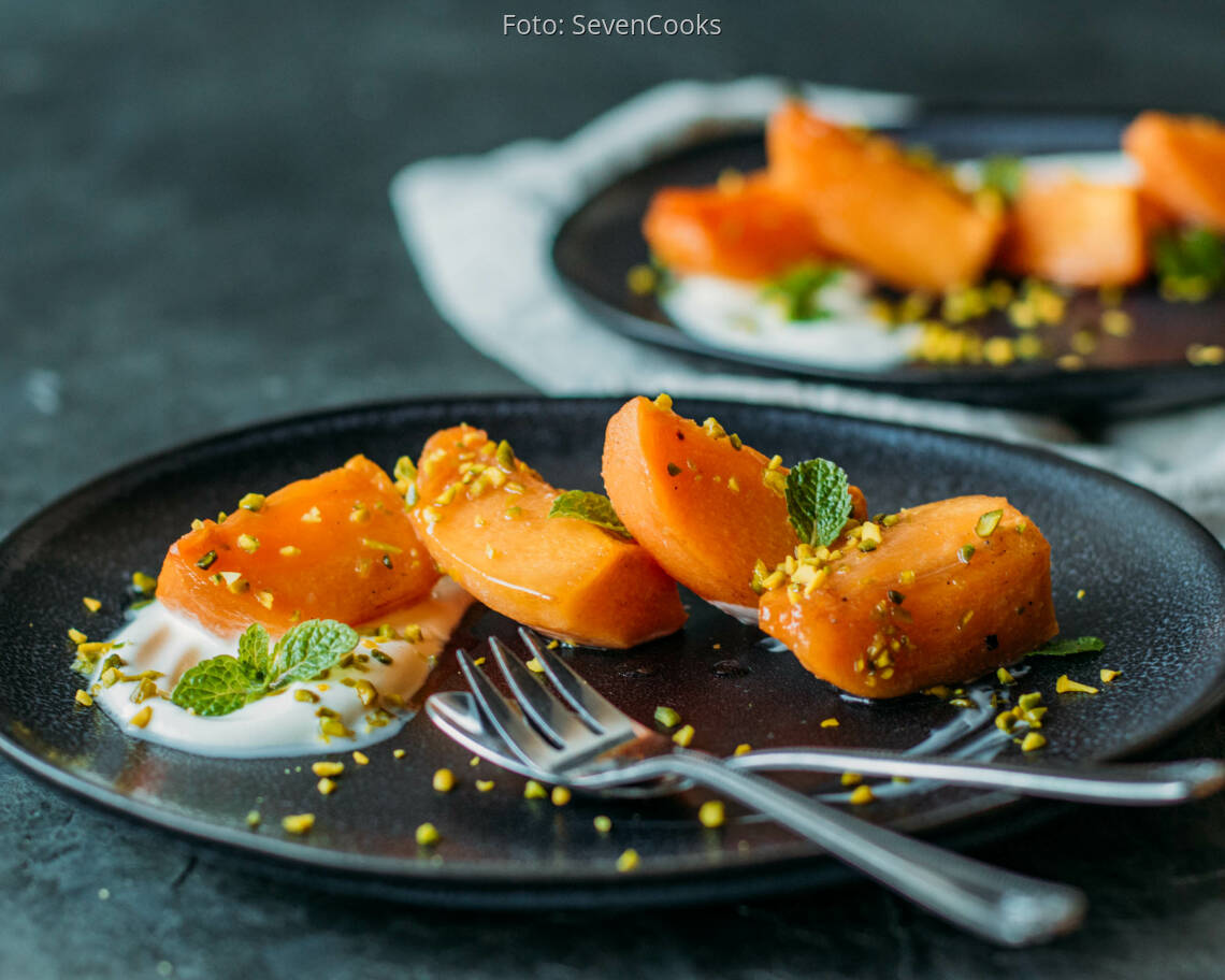 Vegetarisches Rezept: Karamellisierte Kaki auf Griechischem Joghurt