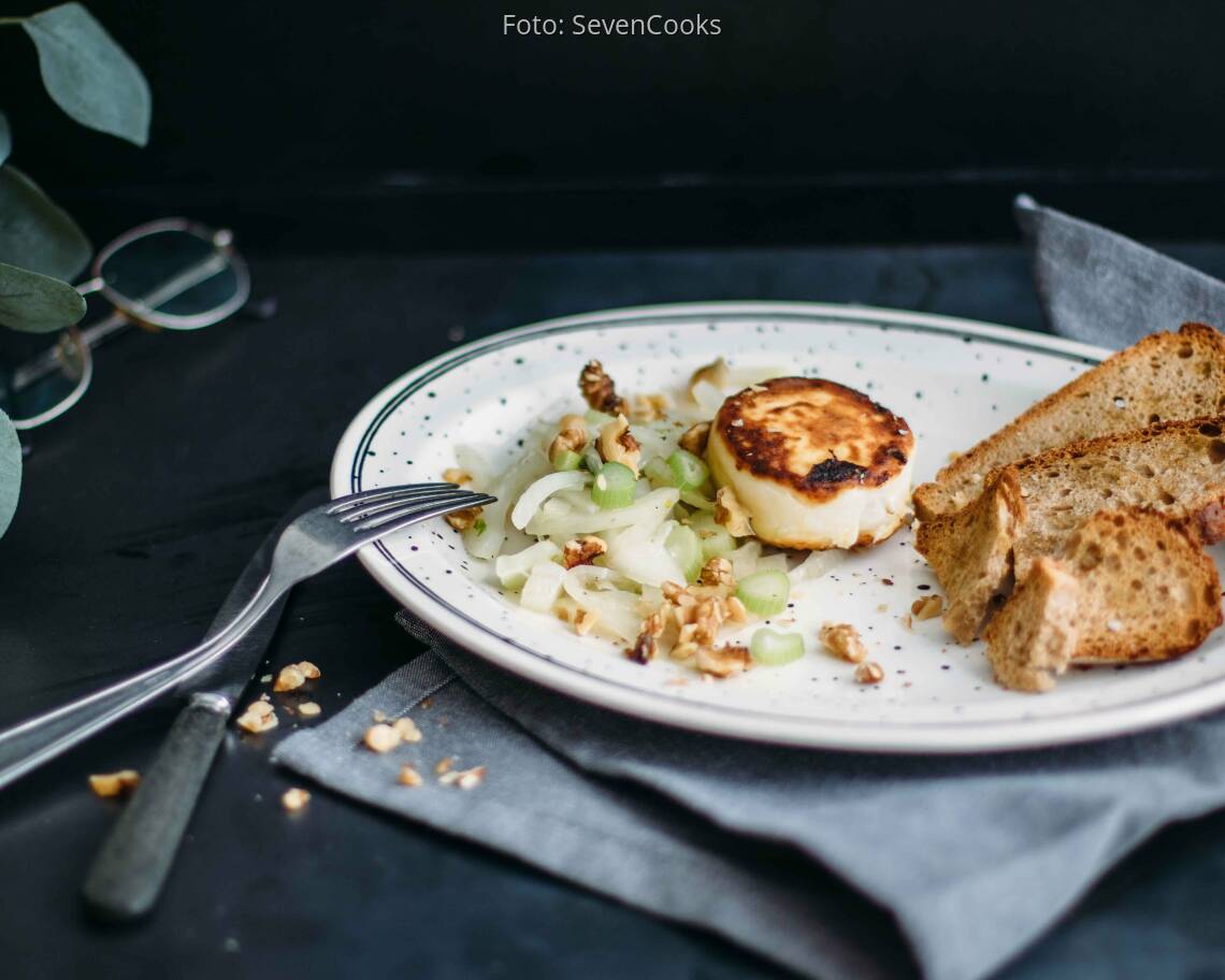 Vegetarisches Rezept: Karamellisierter Fenchel mit Ziegenkäse und geröstetem Brot