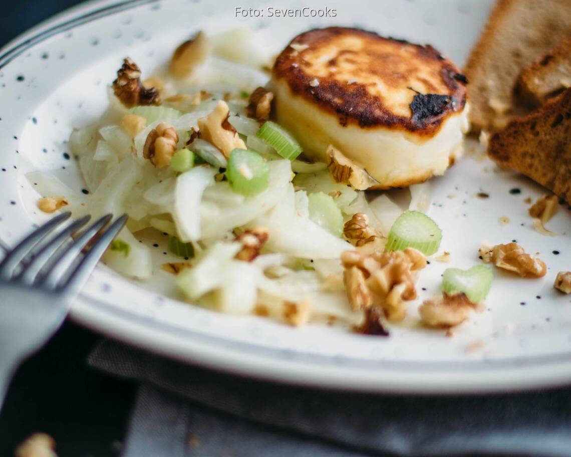 Vegetarisches Rezept: Karamellisierter Fenchel mit Ziegenkäse und geröstetem Brot