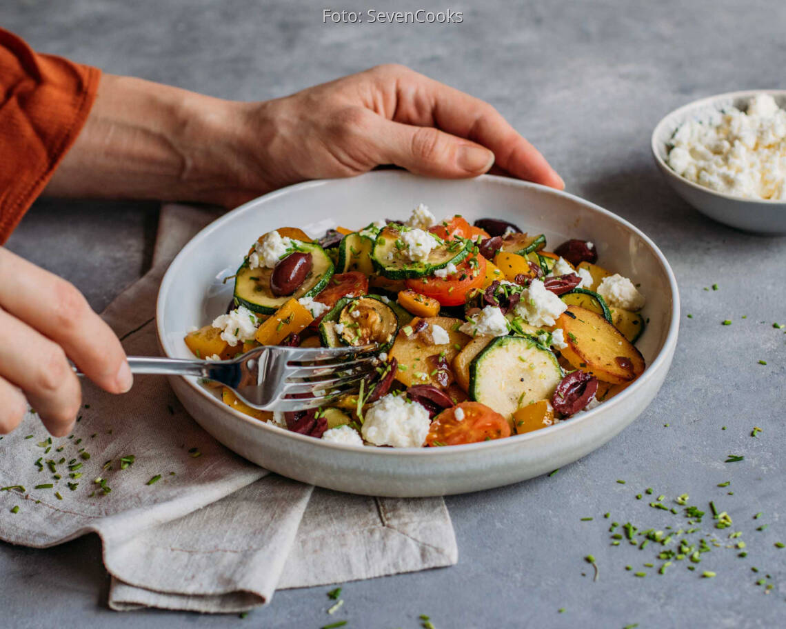 Vegetarisches Rezept: Kartoffel-Gemüse-Pfanne mit Feta