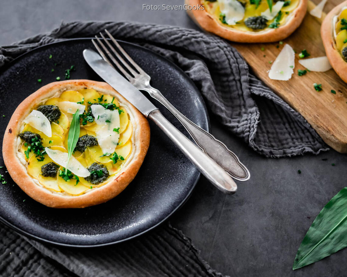 Vegetarisches Rezept: Kartoffelpizza mit Bärlauch und Parmesan 1