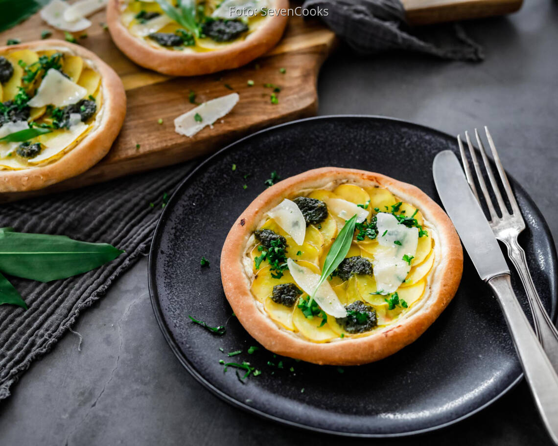 Vegetarisches Rezept: Kartoffelpizza mit Bärlauch und Parmesan 2
