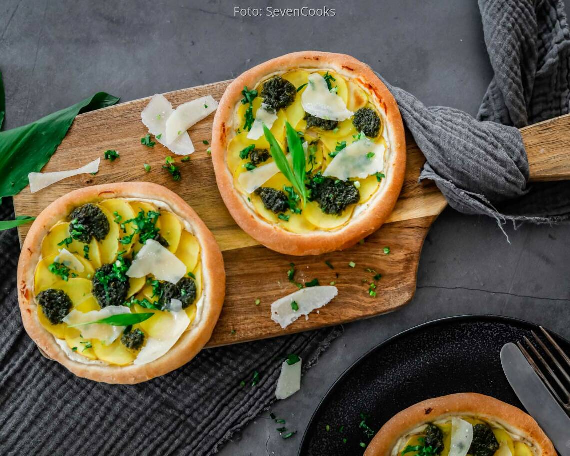 Vegetarisches Rezept: Kartoffelpizza mit Bärlauch und Parmesan 3