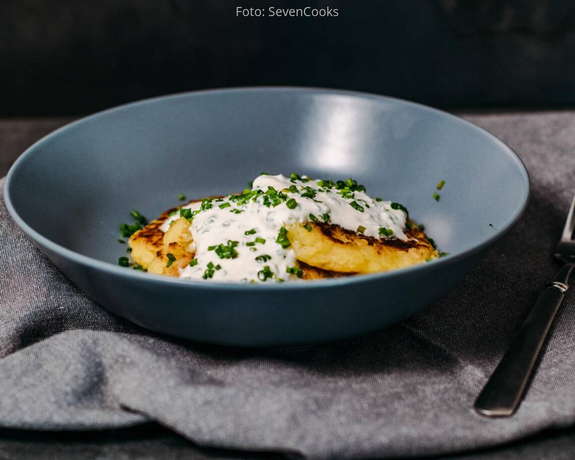 Vegetarisches Rezept: Klassische Kartoffelrösti mit Schnittlauchdip_1
