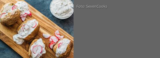 Rezeptbild für "Klassische Ofenkartoffel mit Kräuterquark"