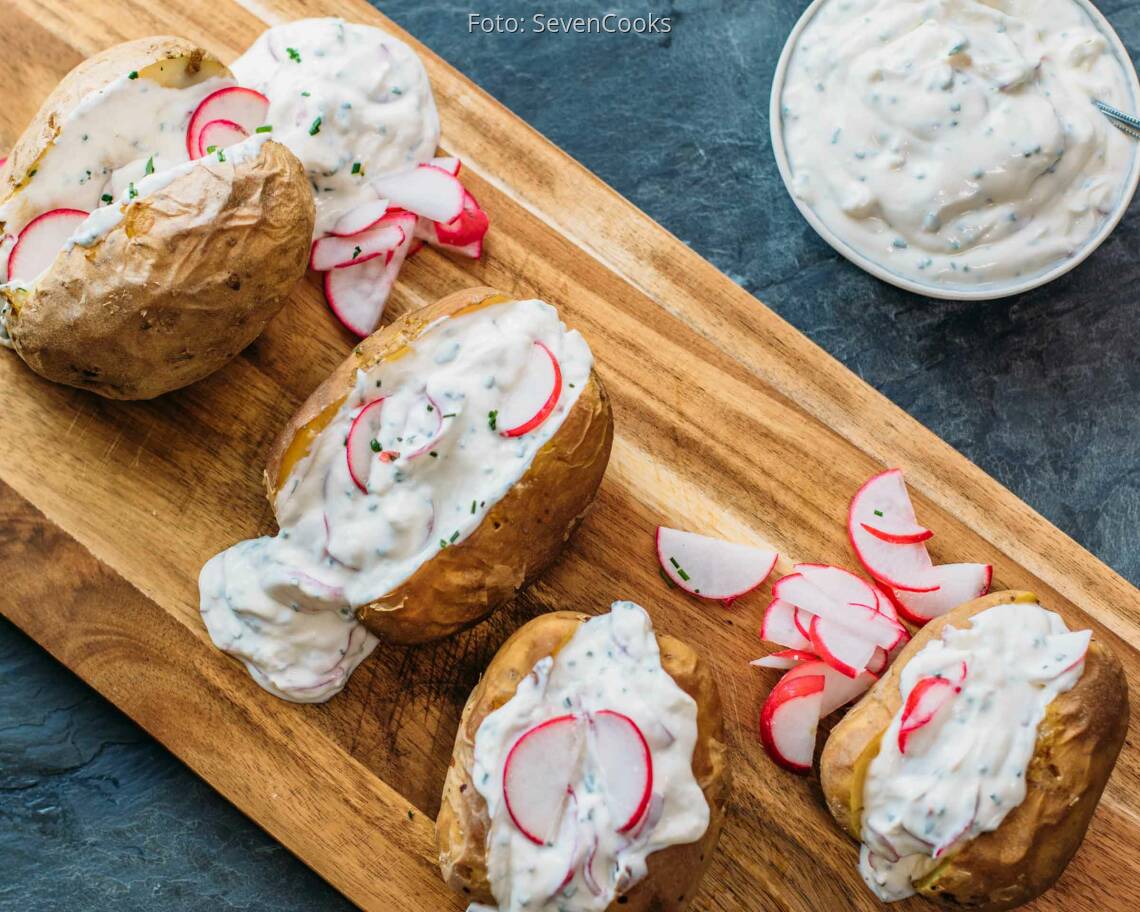 Vegetarisches Rezept: Klassische Ofenkartoffel mit Kräuterquark