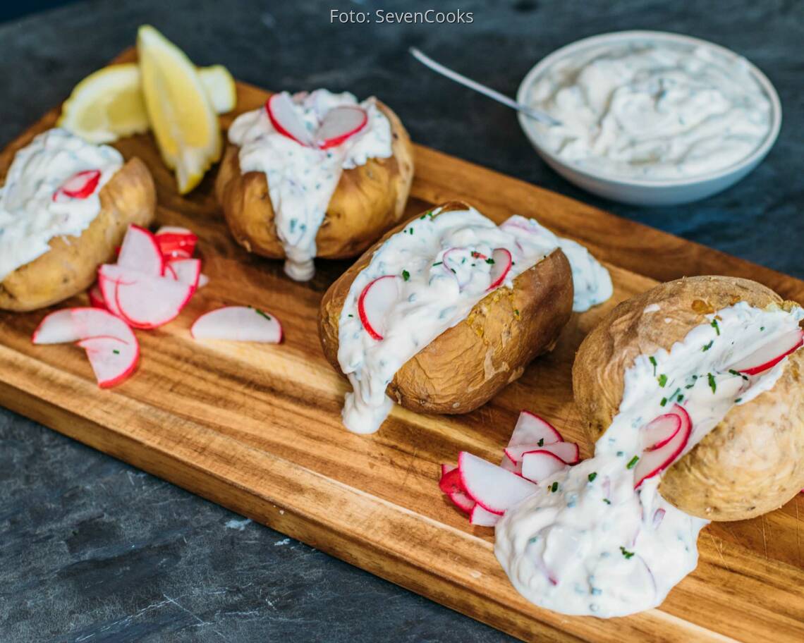 Vegetarisches Rezept: Klassische Ofenkartoffel mit Radieschen-Kräuter-Quark_2