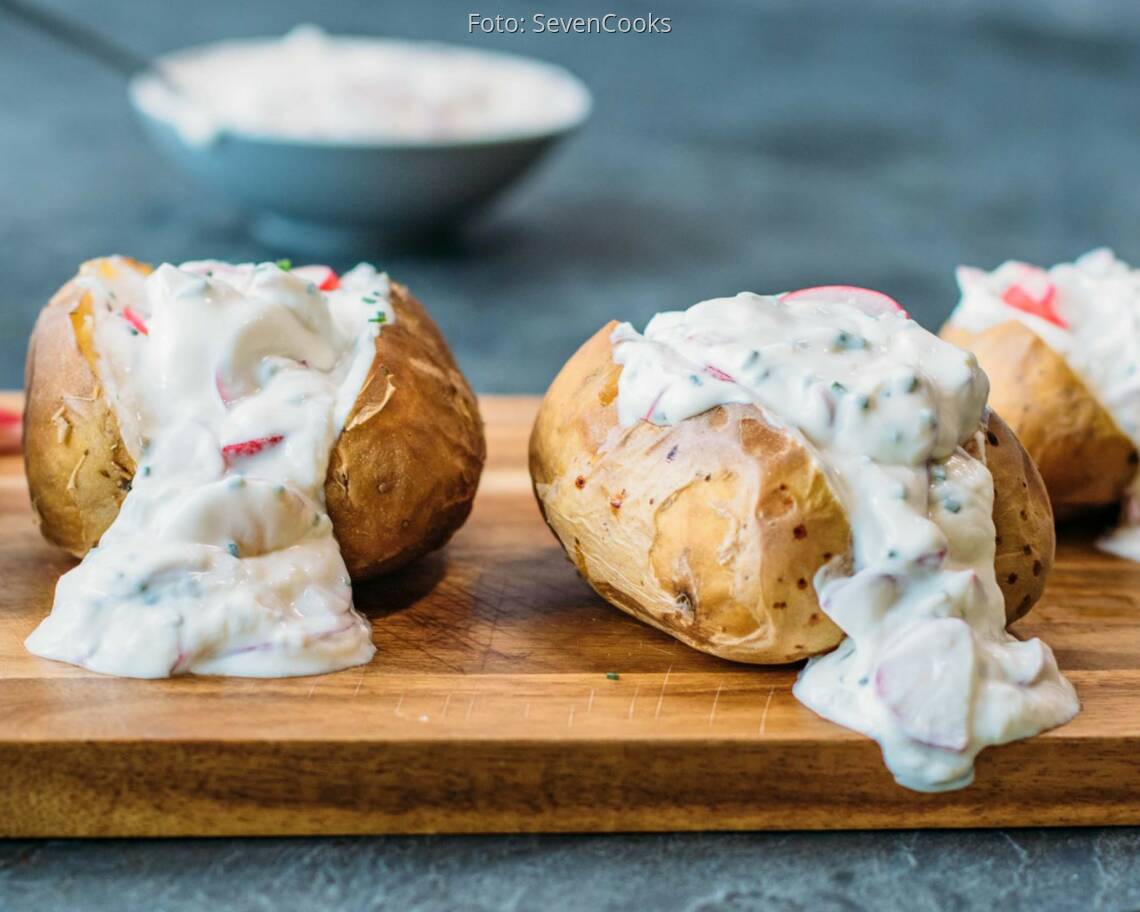 Vegetarisches Rezept: Klassische Ofenkartoffel mit Radieschen-Kräuter-Quark_3