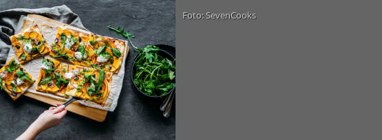 Rezeptbild für "Kürbis-Flammkuchen mit Rucola-Haube"