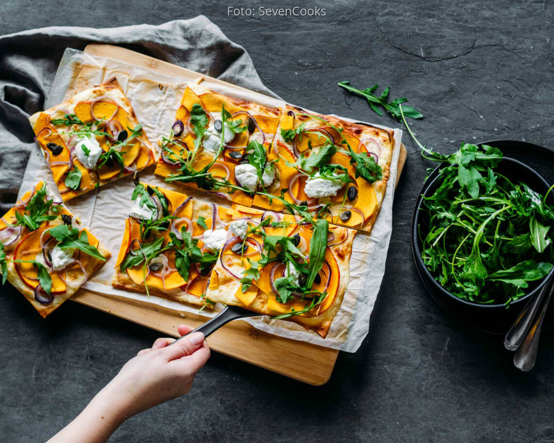 Vegetarisches Rezept: Kürbis-Flammkuchen mit Rucola-Haube 1