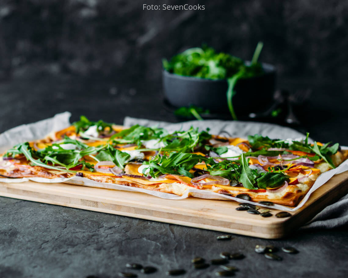 Vegetarisches Rezept: Kürbis-Flammkuchen mit Rucola-Haube 2