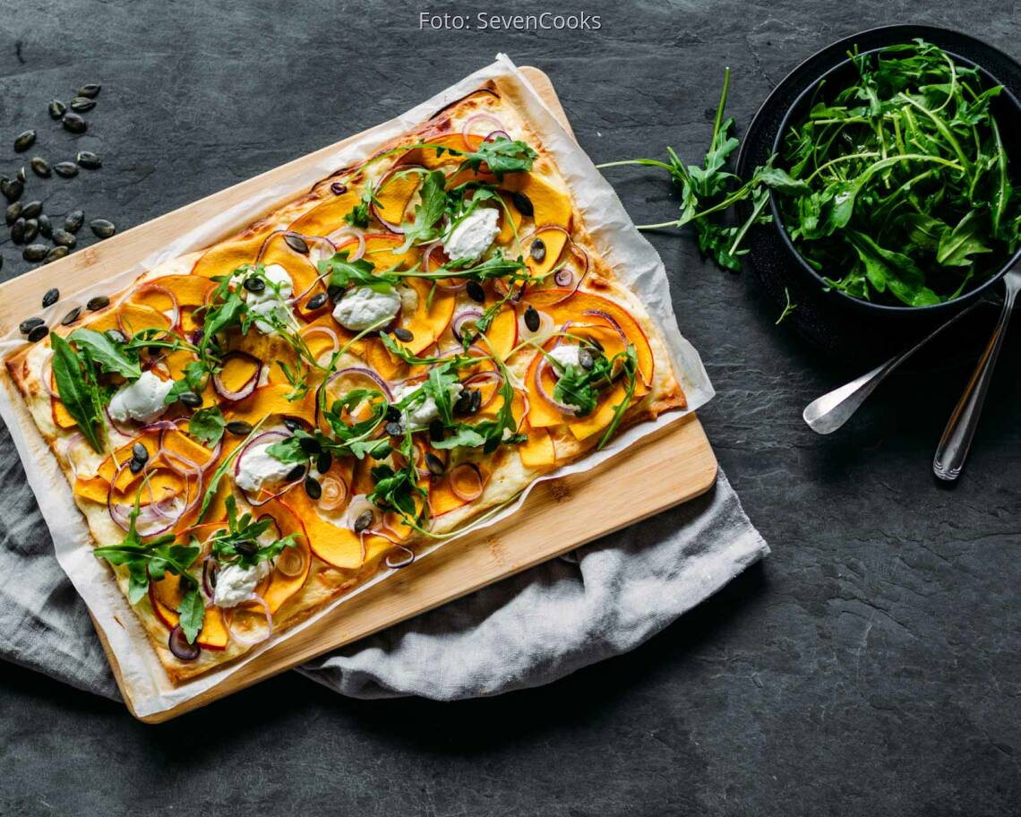 Vegetarisches Rezept: Kürbis-Flammkuchen mit Rucola-Haube 3